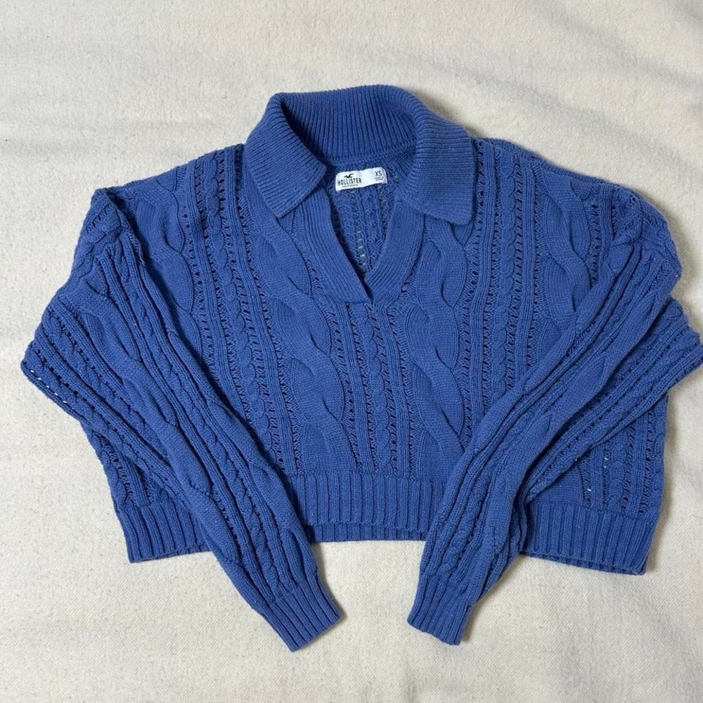 Blue Hollister Co. cropped cable knit sweater #preppy #winter